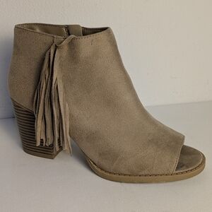 Soda Womens Faux Suede Block Heel Fringe Peep Toe Booties Camel Tan Size 9 EUC
